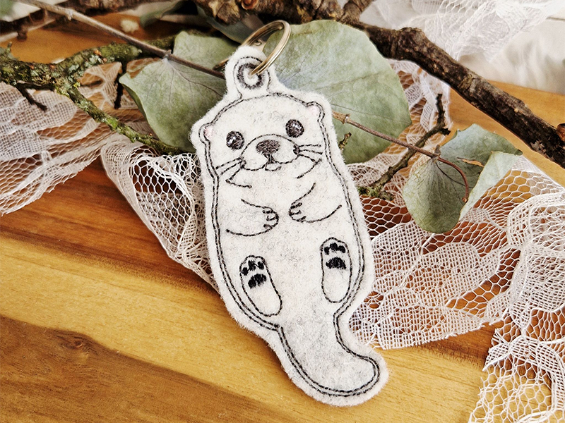 Preview: Lichtstück Anhänger Otter - ITH-Stickdatei